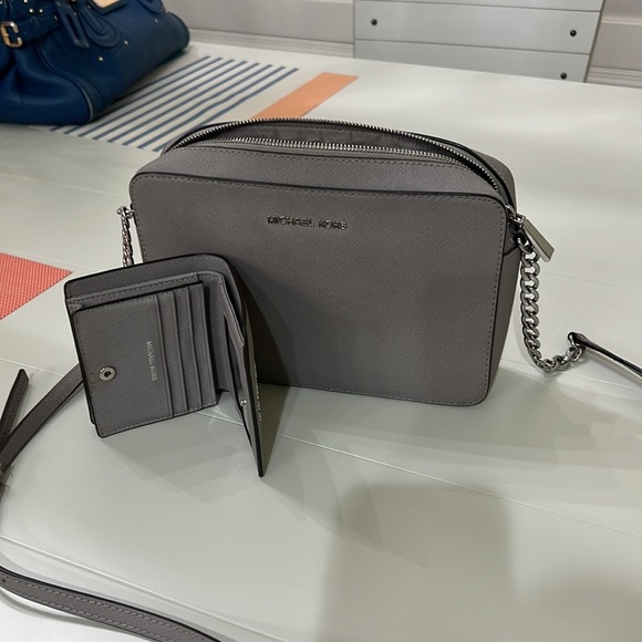 Michael kors set crossbody and small wallet - Picture 14 of 16